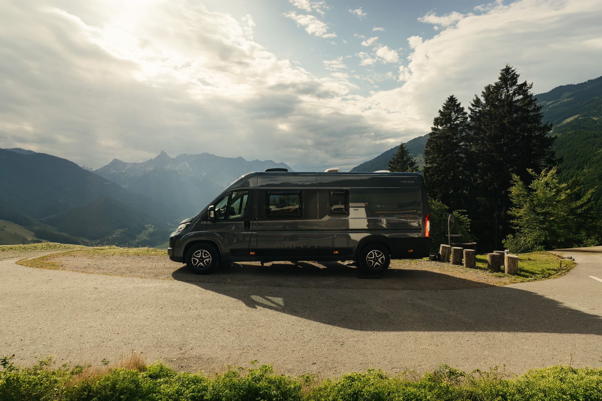 Campervan mit Aussicht auf Montafon auf einem Nomady Stellplatz